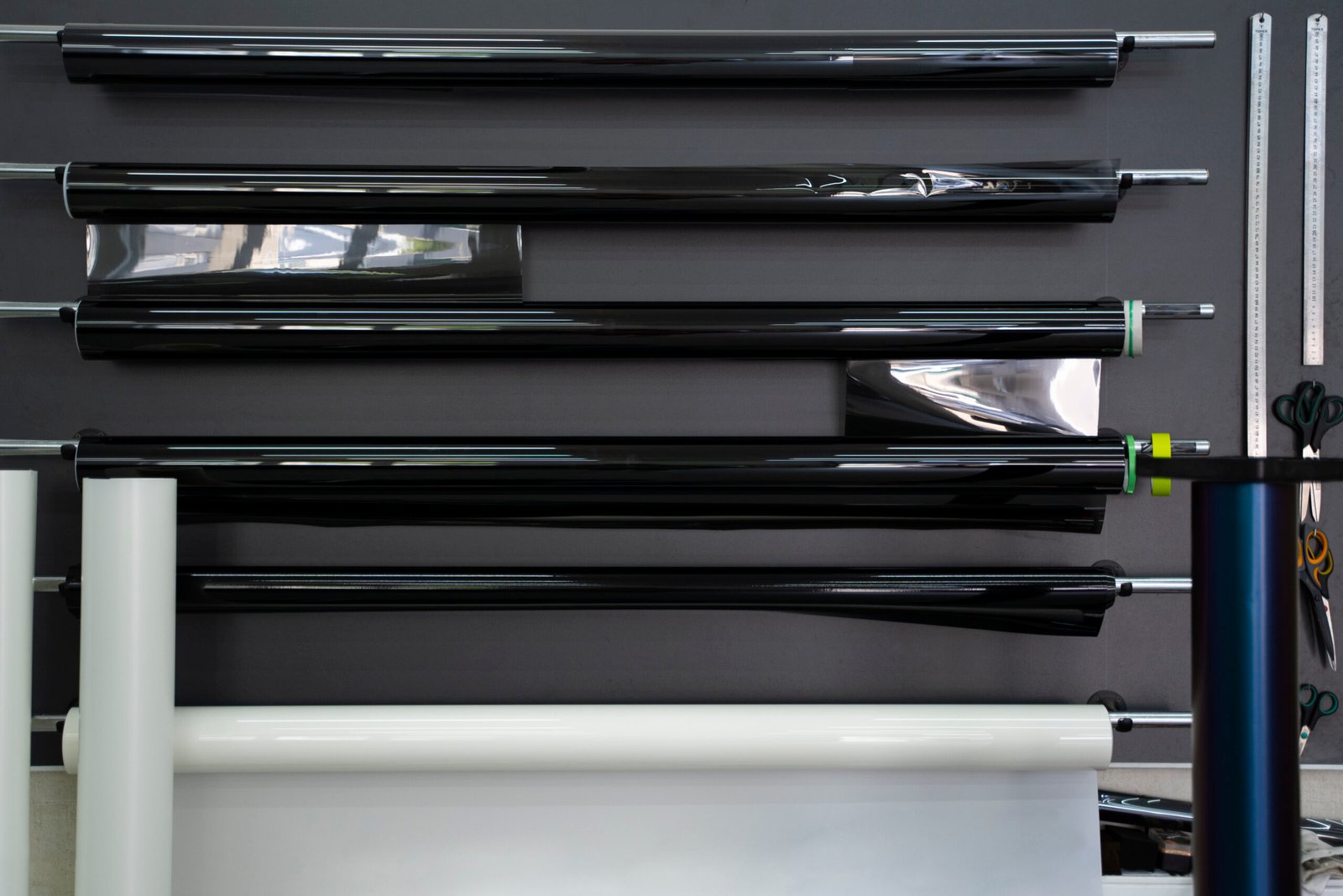 auto service salon doign car wrapping